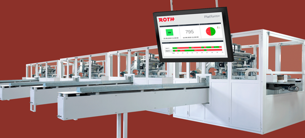 Simulierte Produktionsanlage mit mehreren automatisierten Zellen und Förderbändern. Über der Anlage zeigt ein großer Bildschirm eine digitale Prozessüberwachung mit Echtzeitdaten und Visualisierungen des Produktionsstatus.