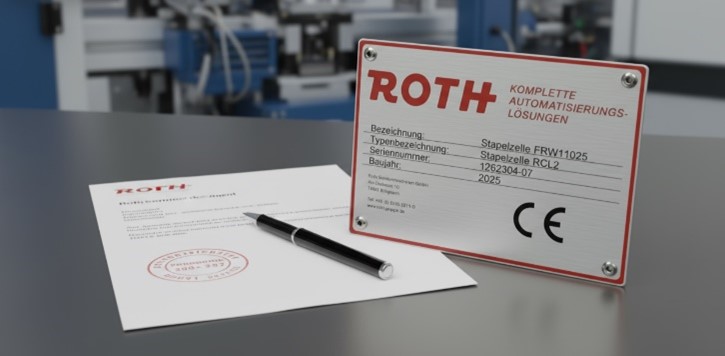 Im verschwommenen Hintergrund eine Industrieanlage und im Fokus ein Typenschild mit CE Kennzeichen und ein Firmendokument mit Stempel versehen.