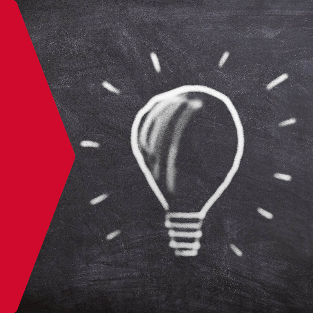 leuchtende Glühbirne auf Tafel gezeichnet