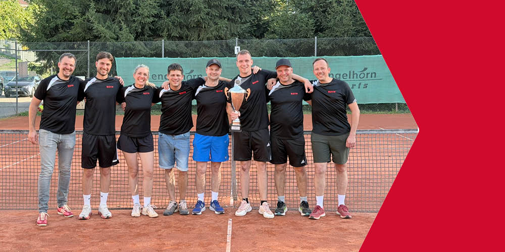 Tennisturnier-Gewinner mit Trophäe im Kreis seines Teams – alle lächelnd auf dem Platz